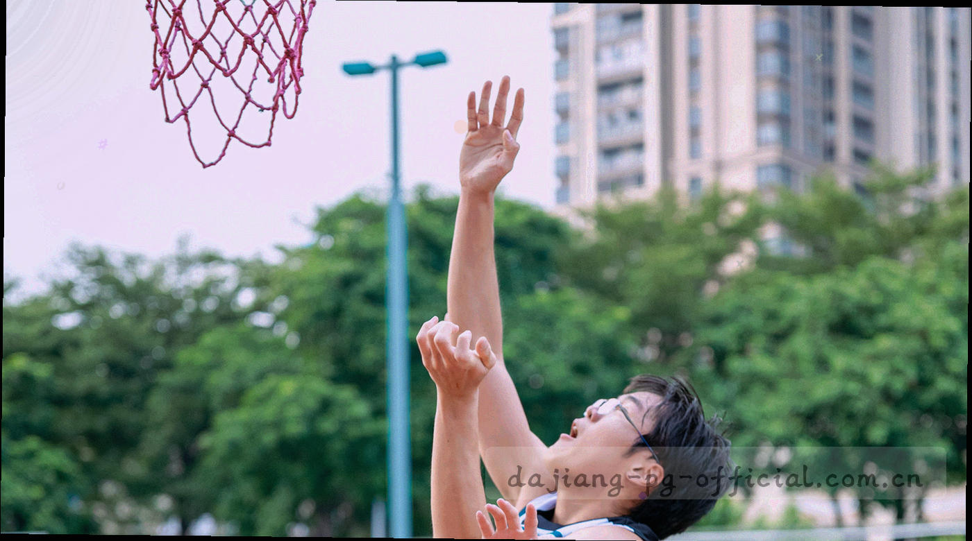 夜晚江面与远处灯火的宽幅画面